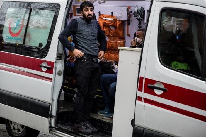 Beşiktaş'ta kaza yapan kamyonet devrildi