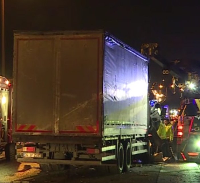 Başakşehir'de 2 kamyon çarpıştı: 1 ölü