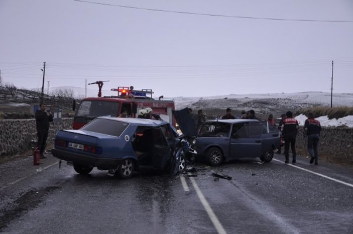 Malatya'da iki otomobil kafa kafaya çarpıştı: 5 yaralı