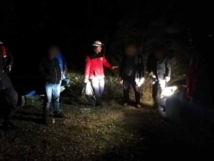 İzmir'de dağda kaybolan 3 kişi için AKUT harekete geçti