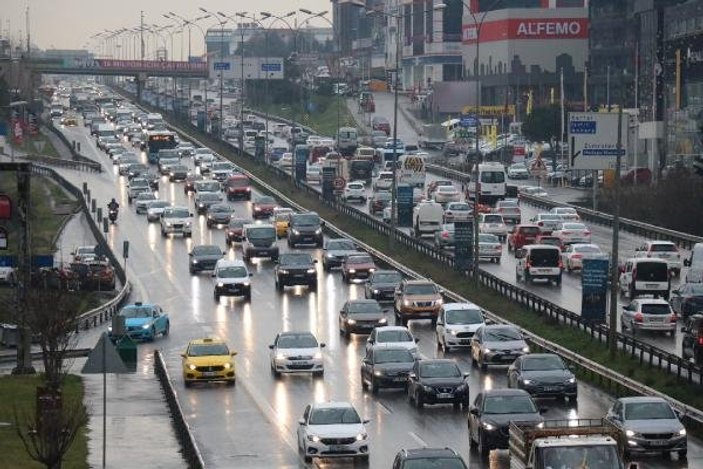 İstanbul'da yağmur sonrası trafik kilitlendi