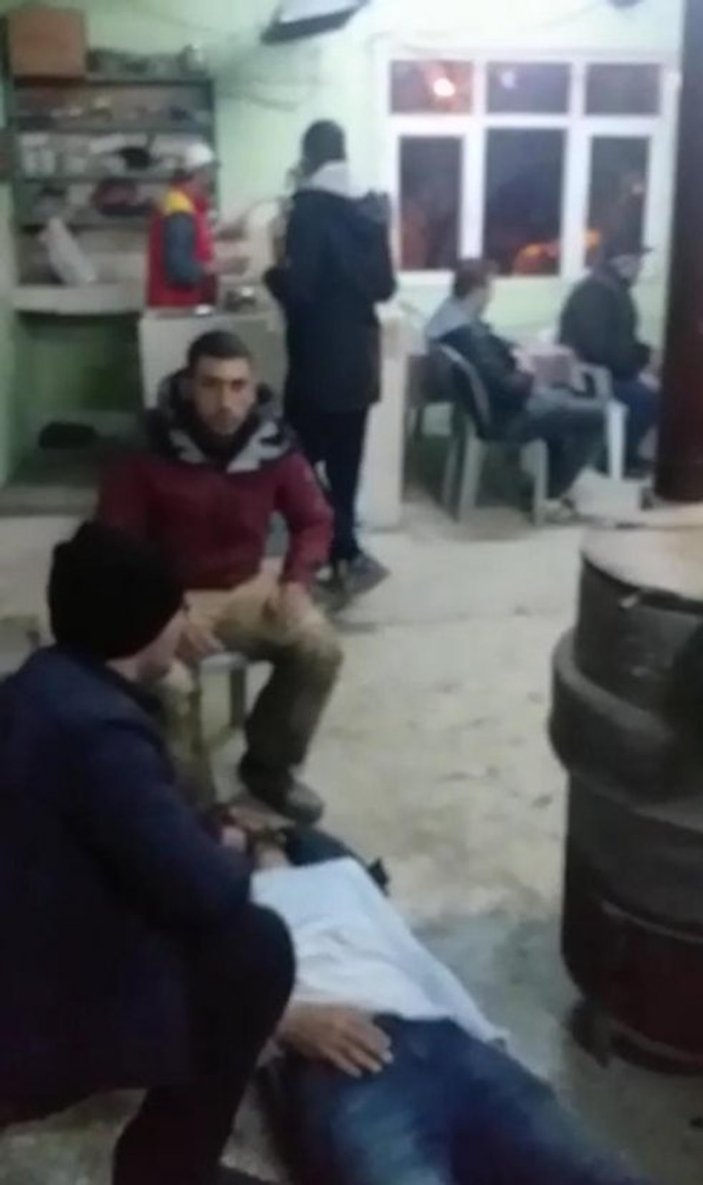 Yunan polisinin dövdüğü göçmenler köy kahvesine sığındı