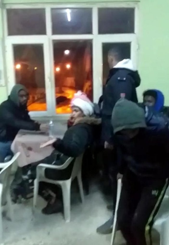 Yunan polisinin dövdüğü göçmenler köy kahvesine sığındı