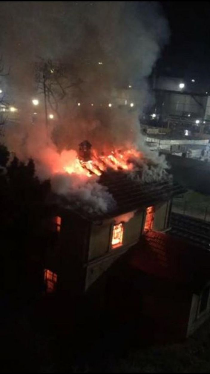 i Kocaeli'de tarihi tren garı alevlere teslim oldu