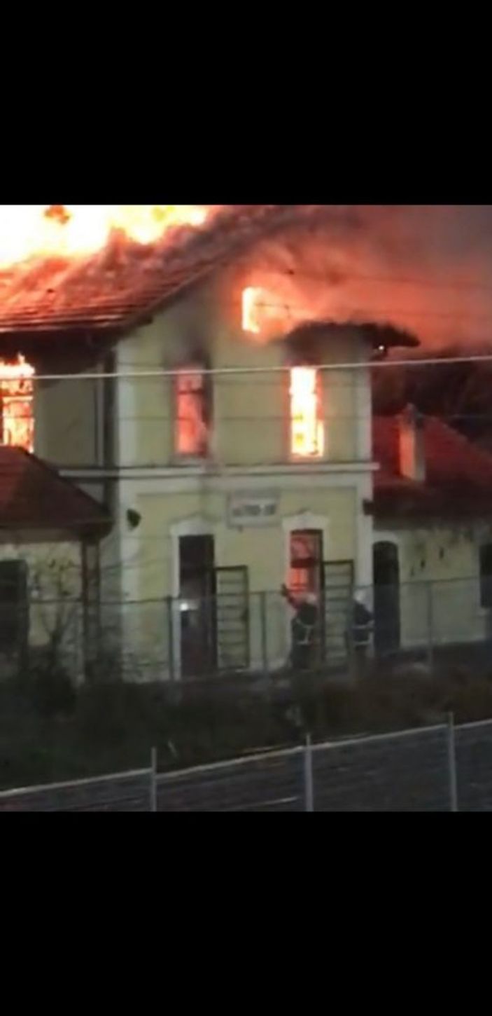 i Kocaeli'de tarihi tren garı alevlere teslim oldu