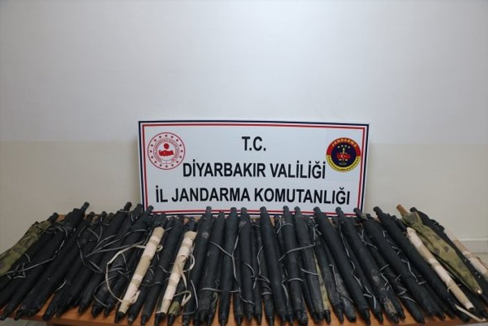 Diyarbakır'da ele geçirilen terörist şemsiyeleri