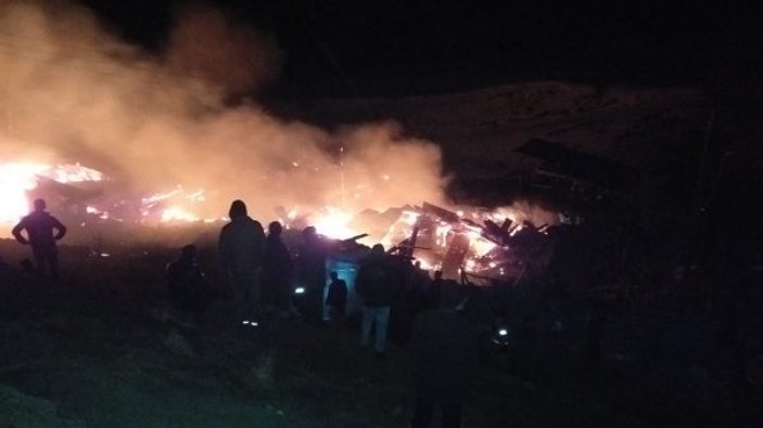 Erzurum'da 16 yapıyı kül eden yangın kontrol altında