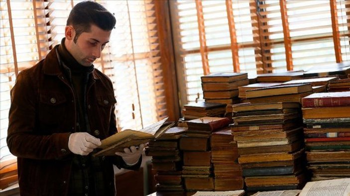 İzmir'de türbe sanılan mekandan asırlık kitaplar çıktı