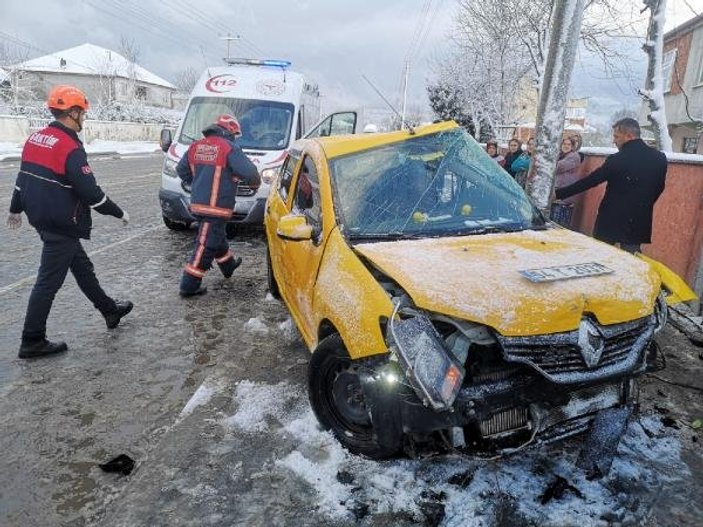 Sakarya'da taksi elektrik direğine çarptı: 4 yaralı