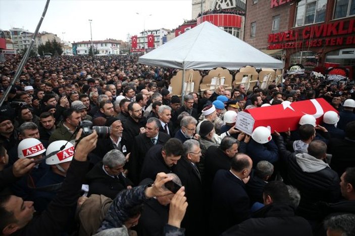 Kayseri'de şehit cenazesine binlerce kişi katıldı