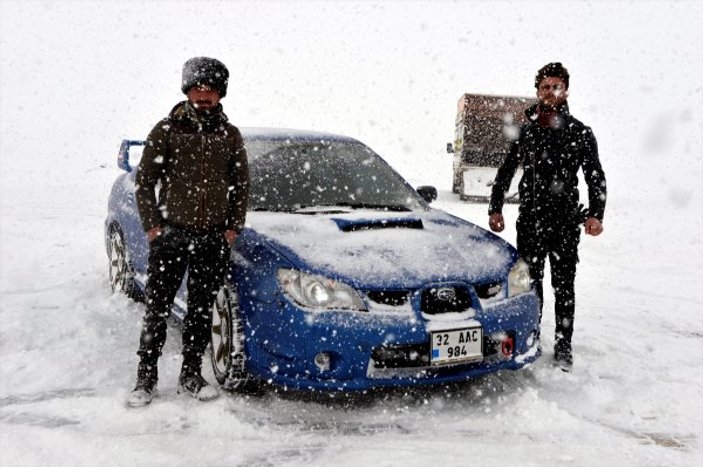 Ardahan'da yoğun kar altında drift
