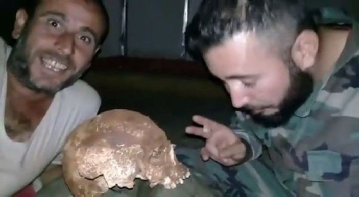 Esad rejimi askerleri mezardan kafatası çıkardı