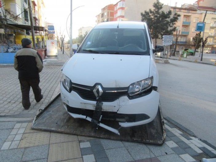 Bisiklete vurmamak için otobüs durağına çarptı