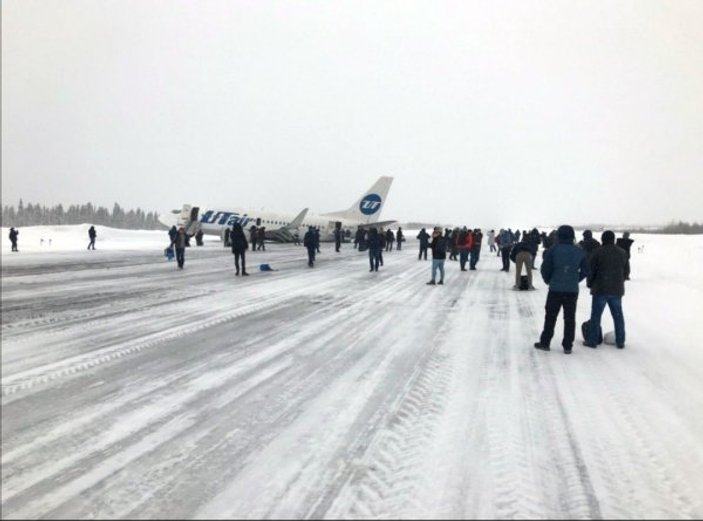 Rusya'da iniş yapan yolcu uçağının kuyruğu piste çarptı