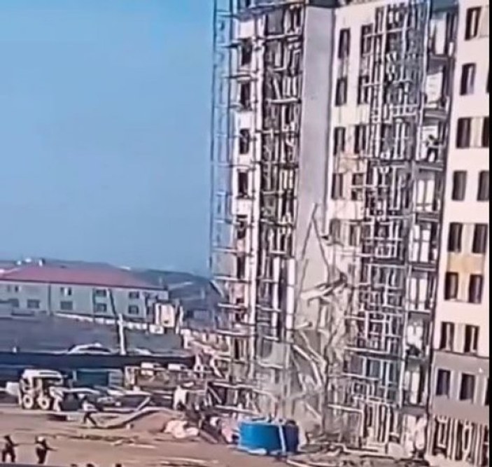 Rusya'da 2 inşaat işçisi 9'uncu kattan yere düştü