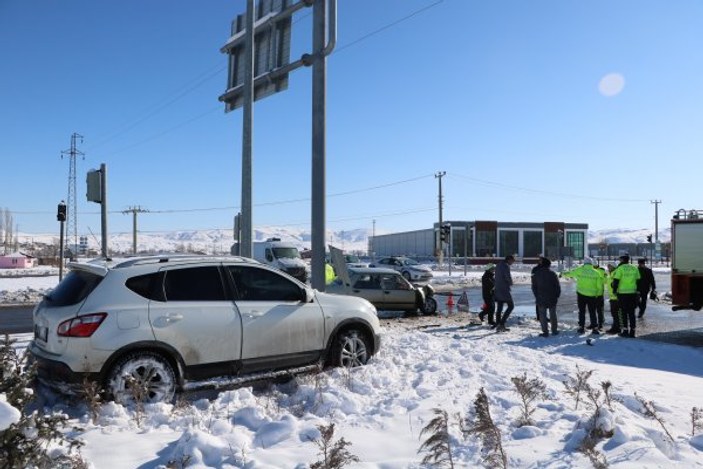Sivas'ta trafik kazası: 3'ü çocuk 6 yaralı