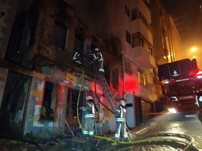 Beyoğlu'nda metruk binada yangın