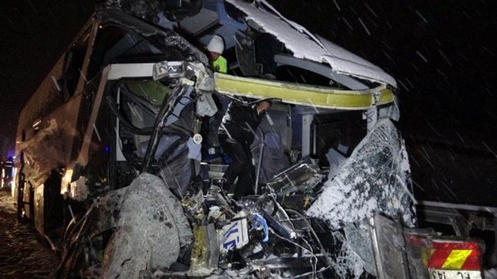 Samsun'da yolcu otobüsü kamyona çarptı: 1 ölü 1 yaralı