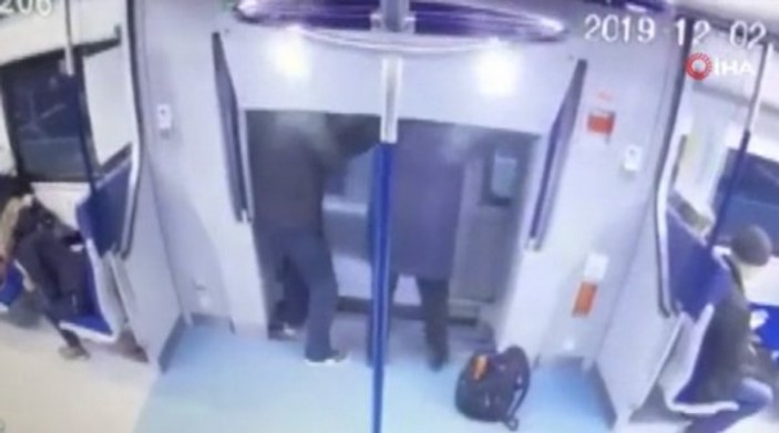 Yanlış metroya binen yolcu dışarı atladı