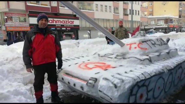 Giresun'da, Mehmetçikler için kardan tank yaptı