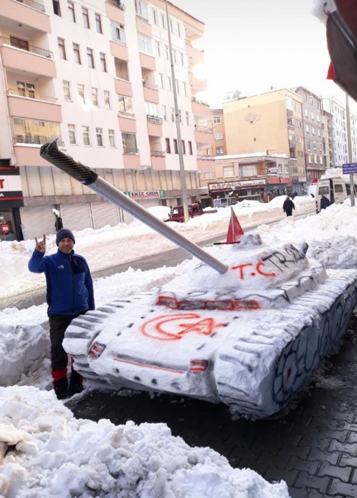 Giresun'da, Mehmetçikler için kardan tank yaptı