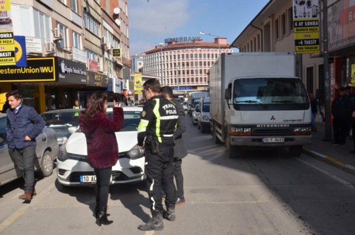 Balıkesir'de ceza yazan polisi tehdit eden sürücü