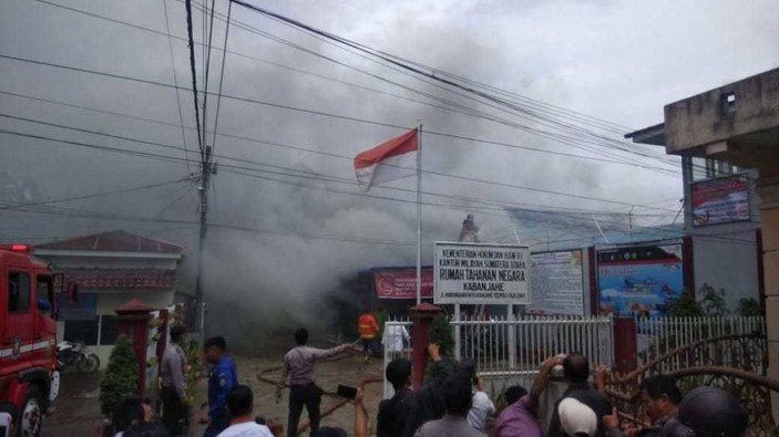 Endonezya’da mahkumlar cezaevini ateşe verdi