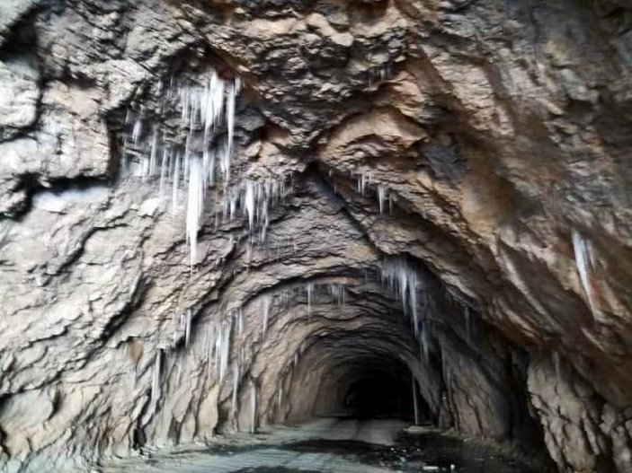 Erzincan'daki tarihi Taş Yol buz tuttu