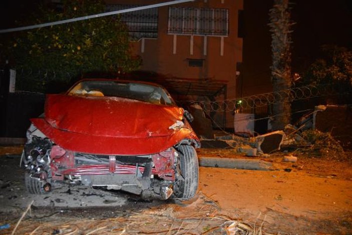 Adana'da bir otomobil evin duvarını yıktı: 4 yaralı