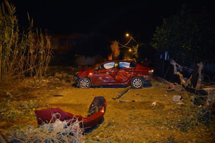 Adana'da bir otomobil evin duvarını yıktı: 4 yaralı