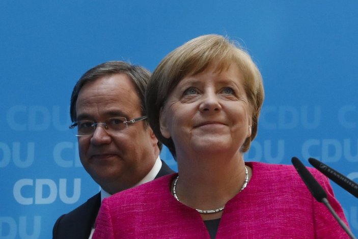Merkel'in partisinin genel başkanı istifa etti