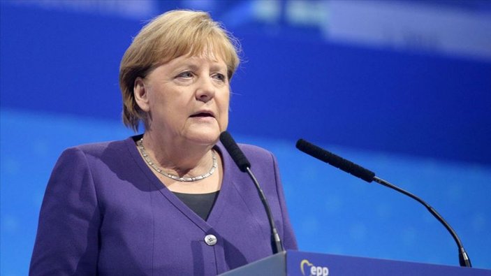 Merkel'in partisinin genel başkanı istifa etti