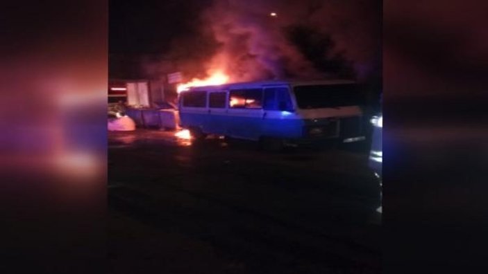 Esenler'de peş peşe park halindeki iki minibüs yandı