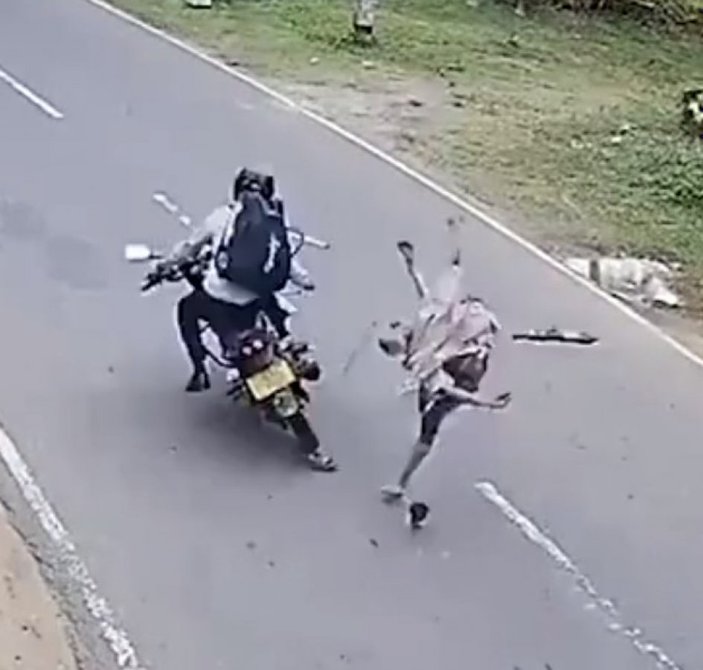 Caddenin ortasında yürüyen adama motosiklet çaptı
