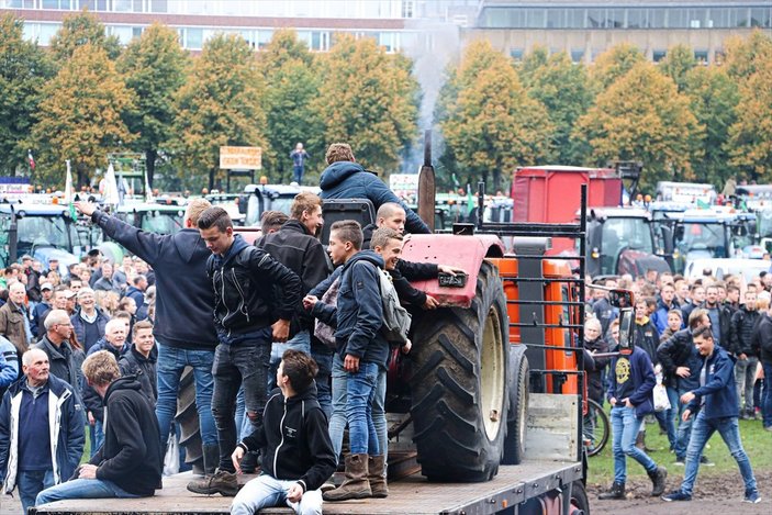 Çiftçiler hükümetin tarım politikasını protesto etti