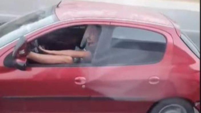 Mersin'de bir sürücü ayağını pencereden çıkartıp, araç kullandı