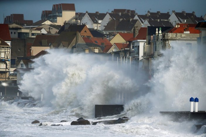 İngiltere, bir haftada ikinci fırtınayı bekliyor