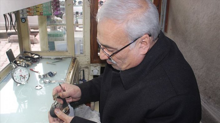 46 yıldır baba mesleği: Zamana direnen saat tamircisi