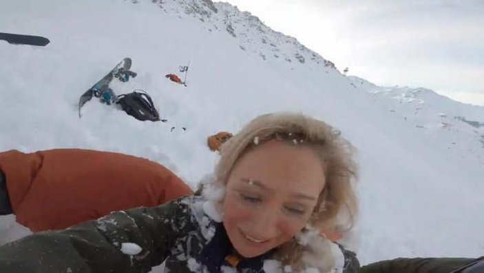 Çığ altında kalan kadın kayakçılar kurtarıldı