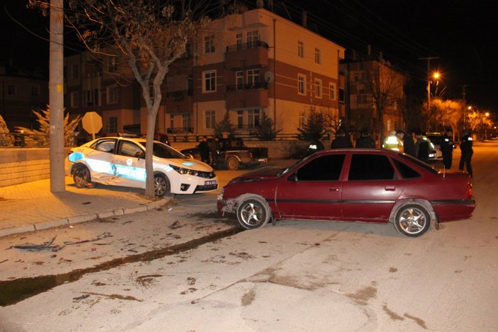 Karaman'da polis aracına otomobil çarptı
