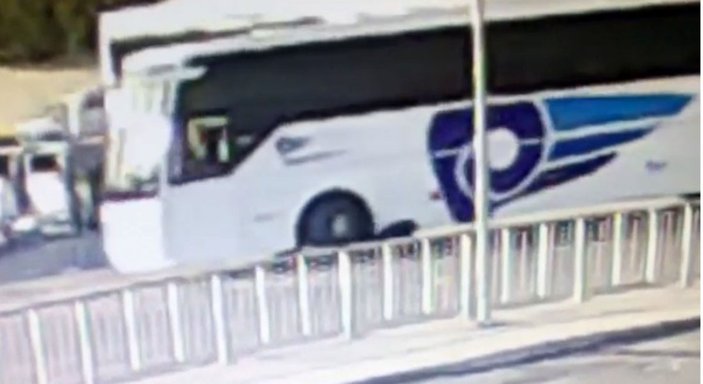İstanbul'da bir adam otobüsün altında kaldı