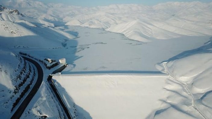 Yüksekova'da Dilimli Baraj Gölü buz tuttu