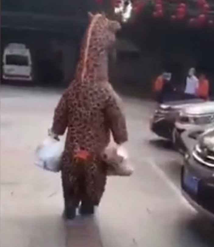 Koronavirüsten zürafa kostümüyle korunmaya çalışan Çinli
