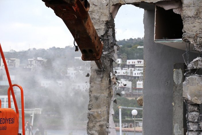 Bodrum’da sahilde bulunan kaçak bina yıkıldı