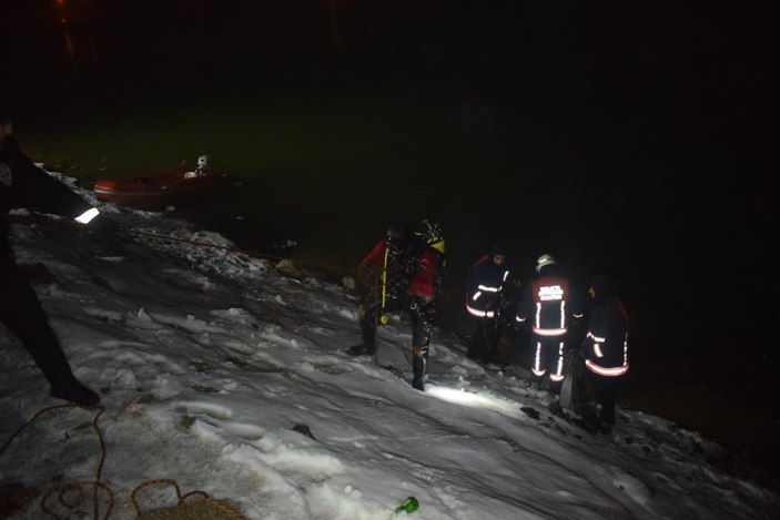 Malatya'da içinde 4 kişinin olduğu araç gölete uçtu