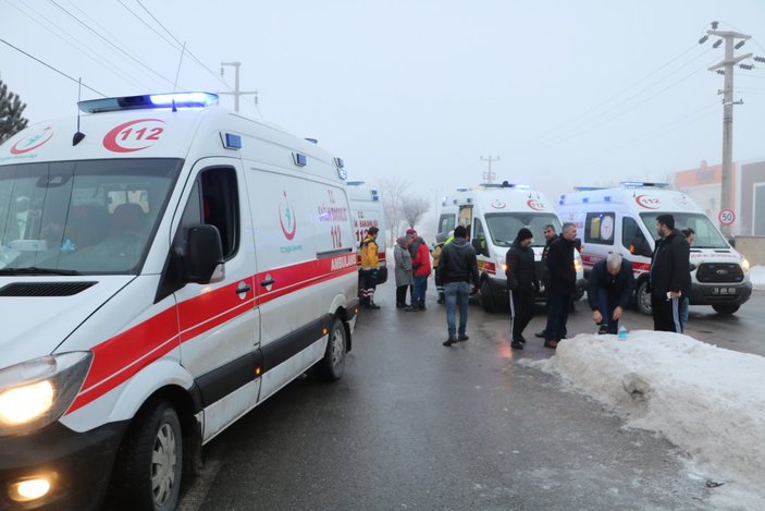 Sivas'ta iki işçi servisi çarpıştı: 12 yaralı
