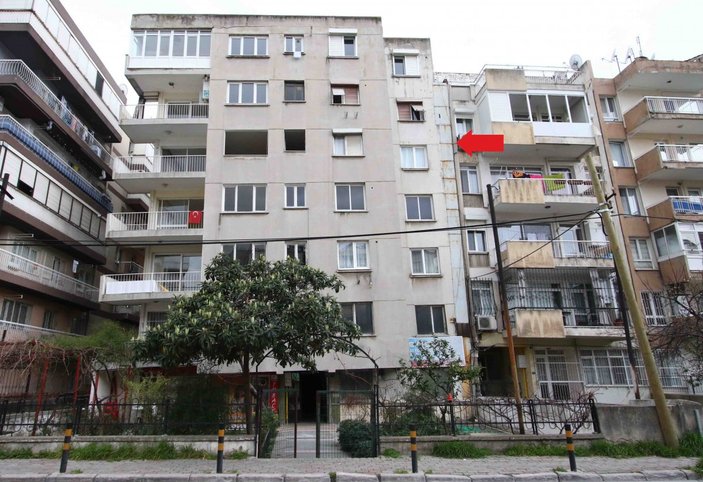 İzmir'de yan yatan bina boşaltıldı