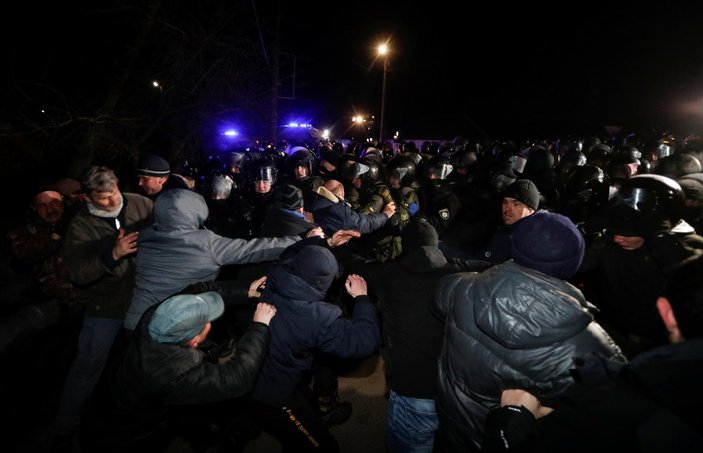 Ukrayna'da halk Çin'den tahliye edilenleri protesto etti