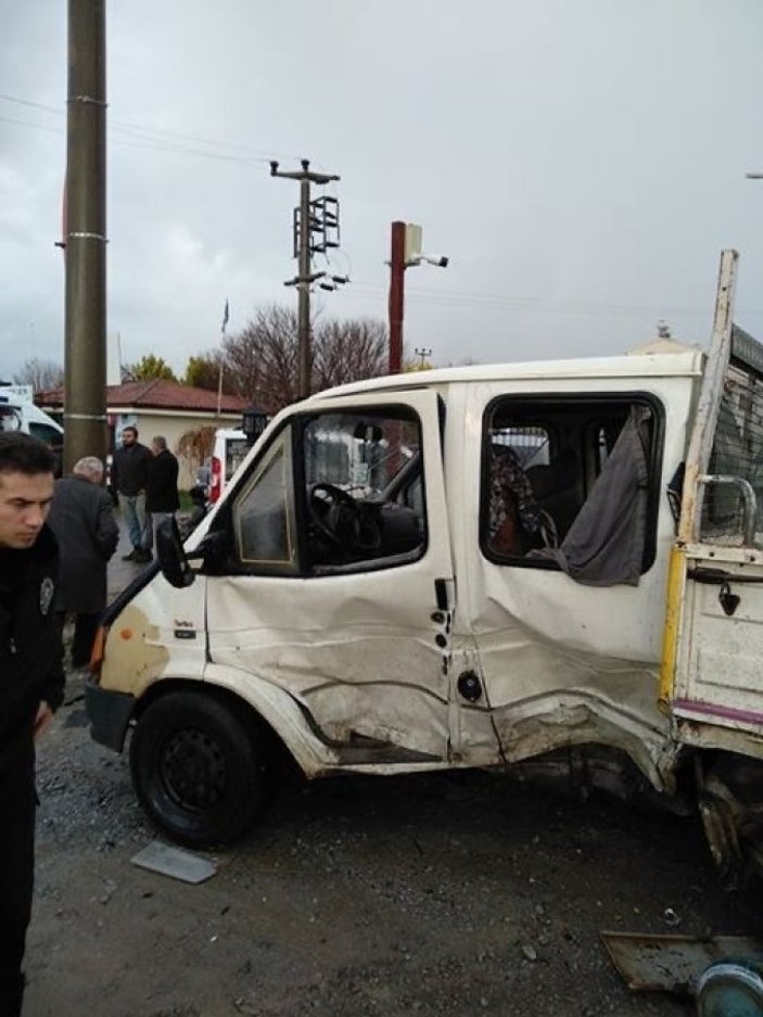 Aydın'da kamyonet ile otomobil çarpıştı