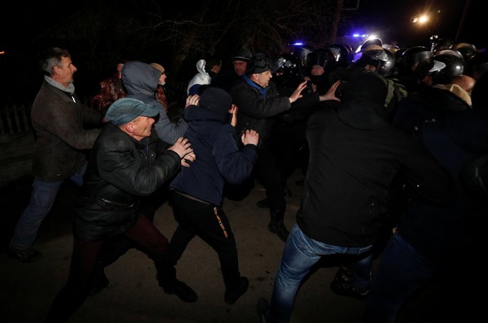 Ukrayna'da halk Çin'den tahliye edilenleri protesto etti